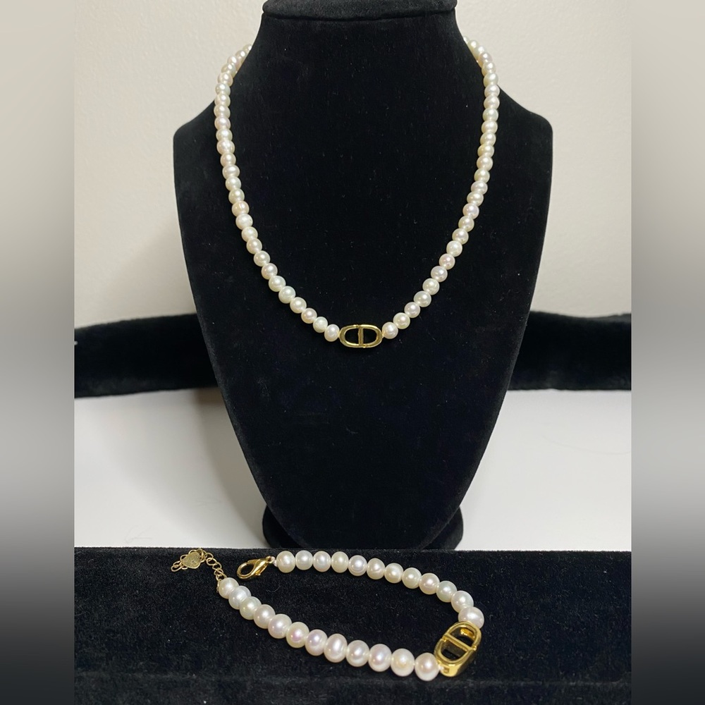 Freshwater pearl necklace and bracelet